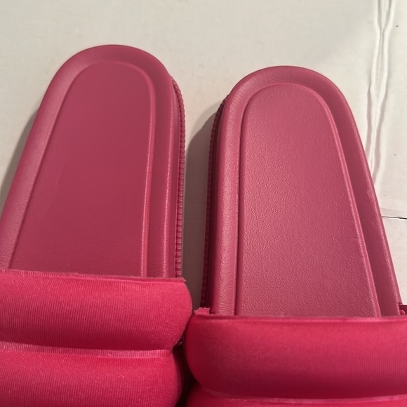 Hot Pink Flip Flop pre owned - Picture 5 of 5